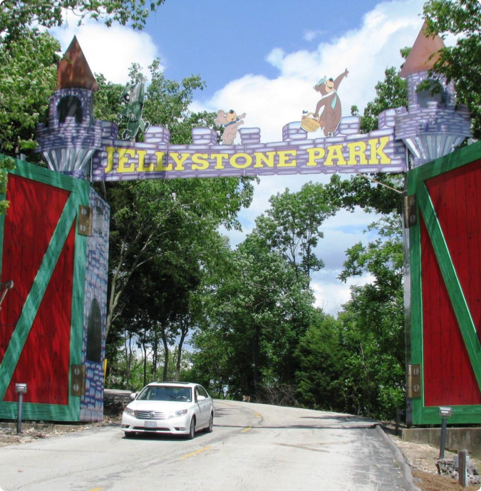 The entrance to Jellys Stone Park